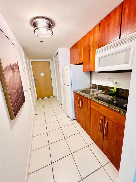 待售: $349,000 (0 贝兹, 1 浴室, 425 平方英尺)