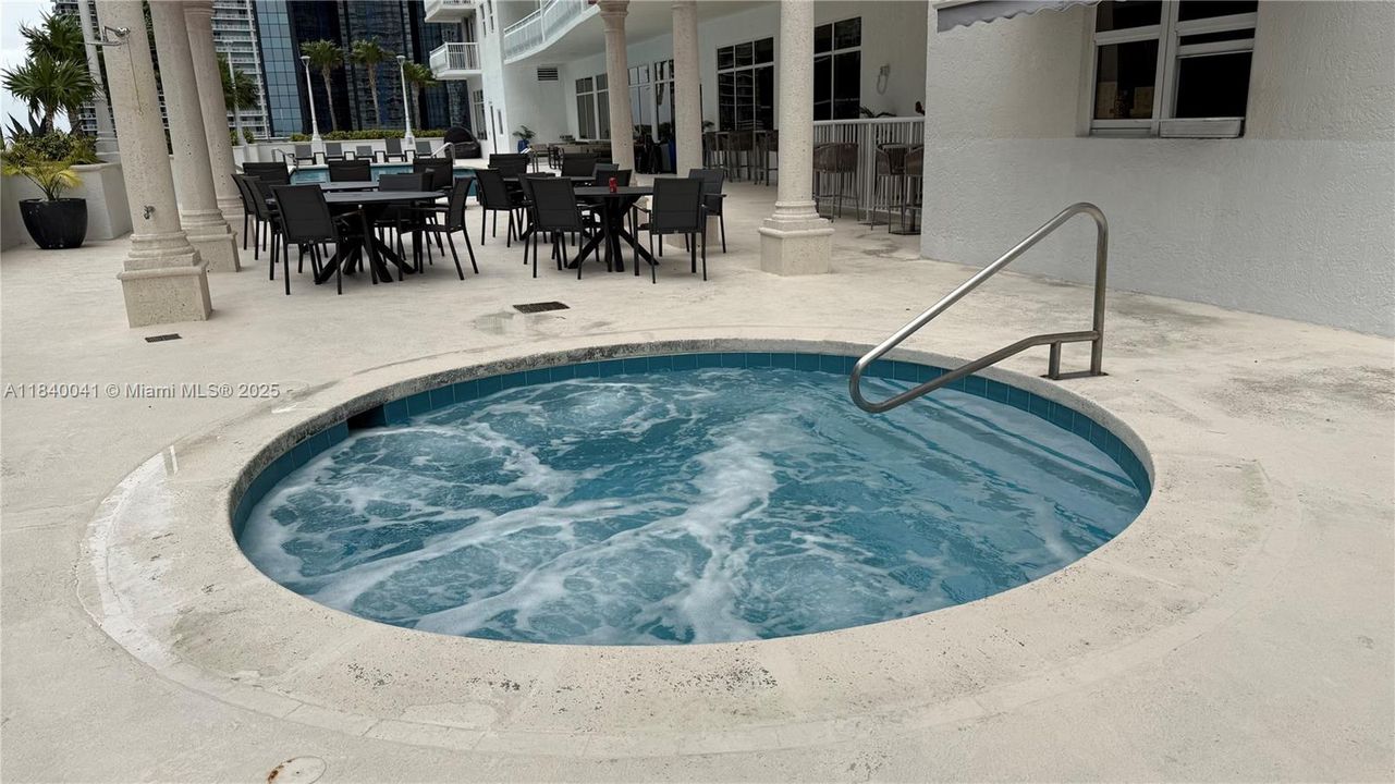 待售: $349,000 (0 贝兹, 1 浴室, 425 平方英尺)