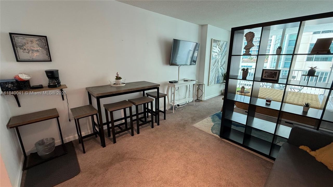 待售: $349,000 (0 贝兹, 1 浴室, 425 平方英尺)