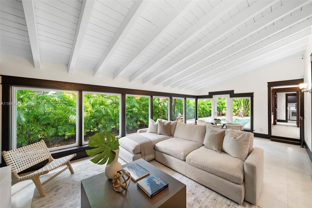 Vendido Recientemente: $2,445,000 (3 camas, 2 baños, 2121 Pies cuadrados)