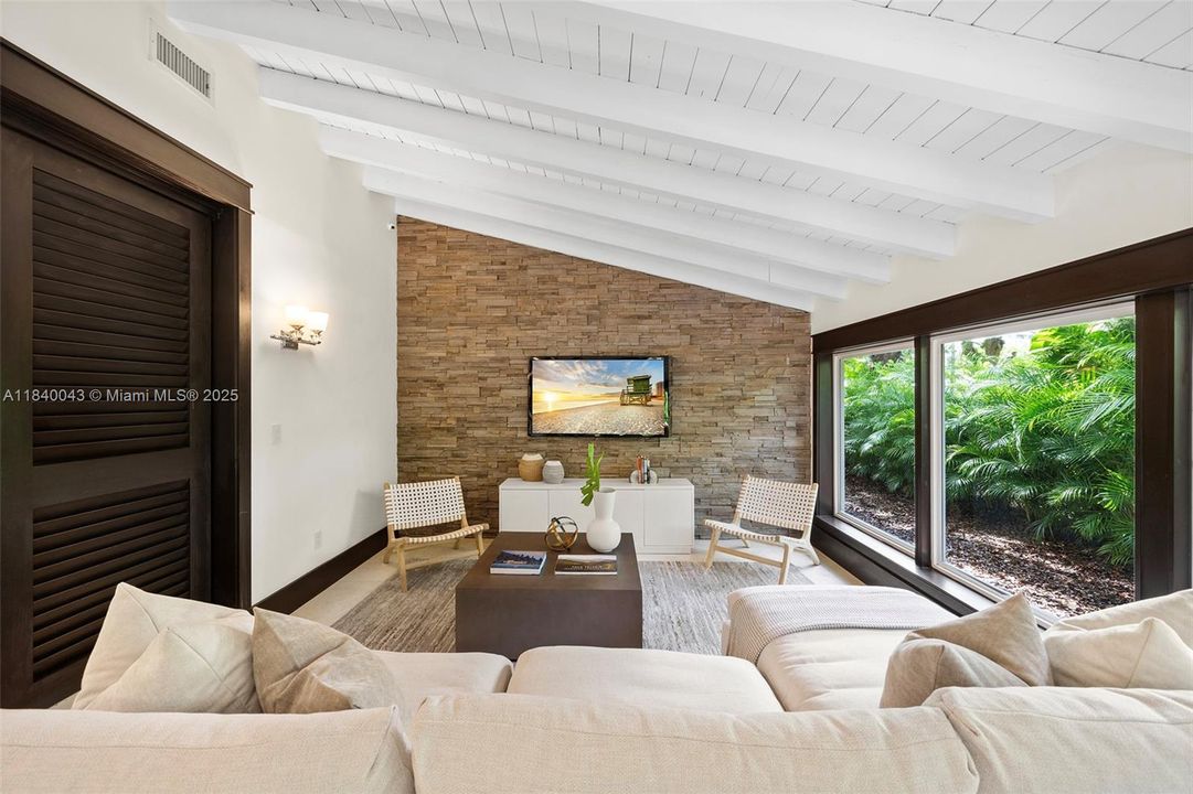 Vendido Recientemente: $2,445,000 (3 camas, 2 baños, 2121 Pies cuadrados)