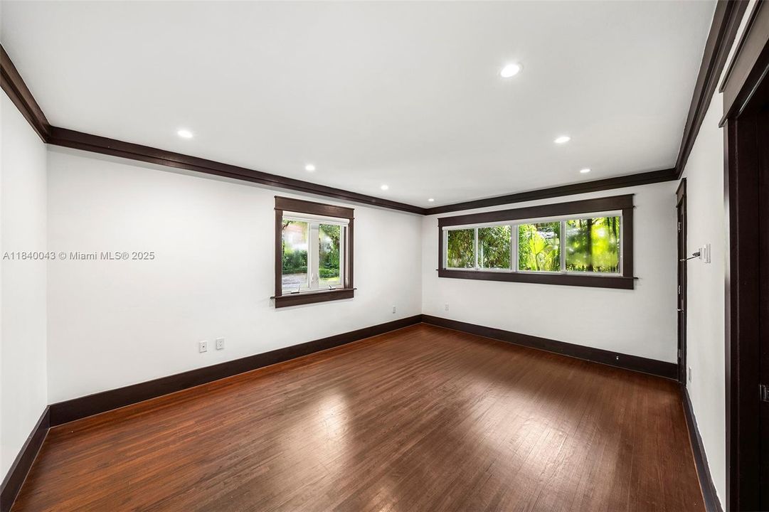 Vendido Recientemente: $2,445,000 (3 camas, 2 baños, 2121 Pies cuadrados)