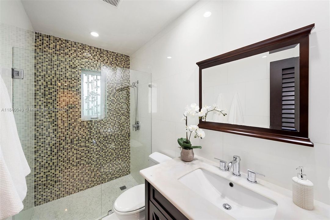 Vendido Recientemente: $2,445,000 (3 camas, 2 baños, 2121 Pies cuadrados)