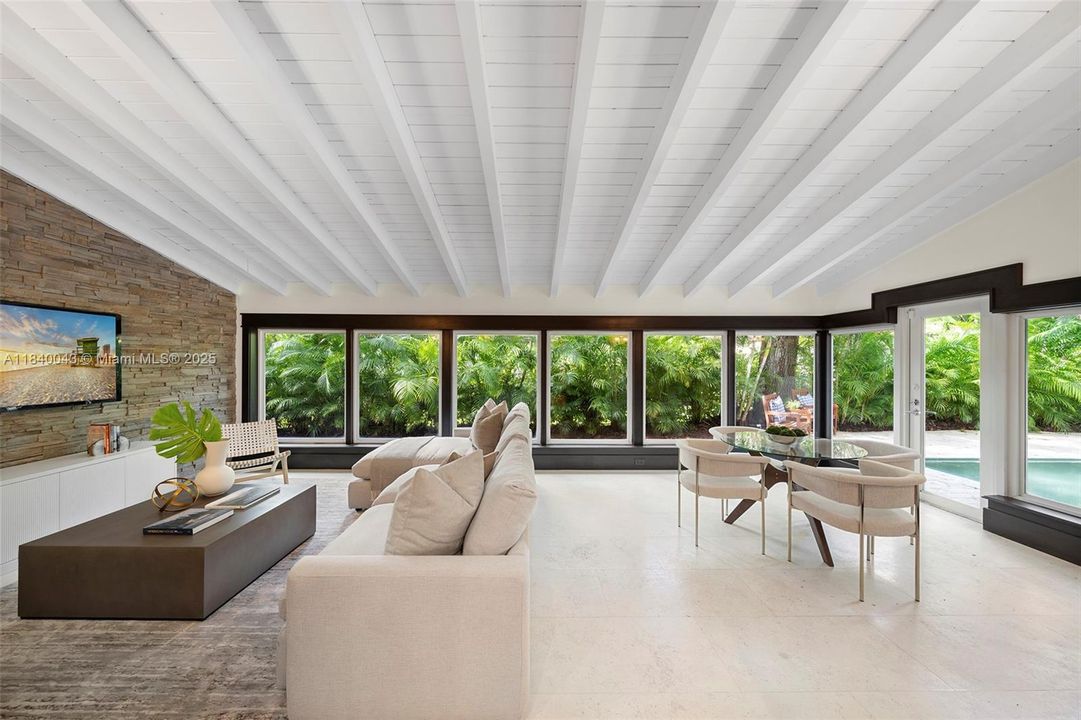 Vendido Recientemente: $2,445,000 (3 camas, 2 baños, 2121 Pies cuadrados)