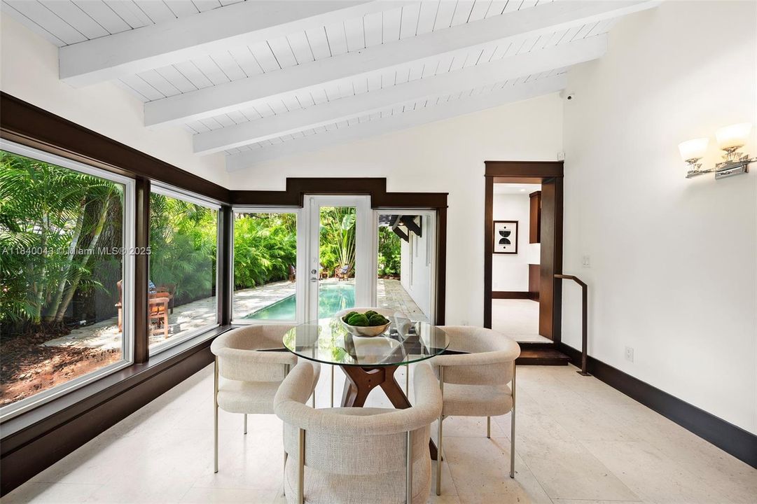 Vendido Recientemente: $2,445,000 (3 camas, 2 baños, 2121 Pies cuadrados)