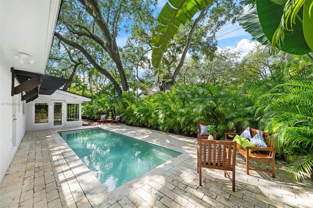 Vendido Recientemente: $2,445,000 (3 camas, 2 baños, 2121 Pies cuadrados)