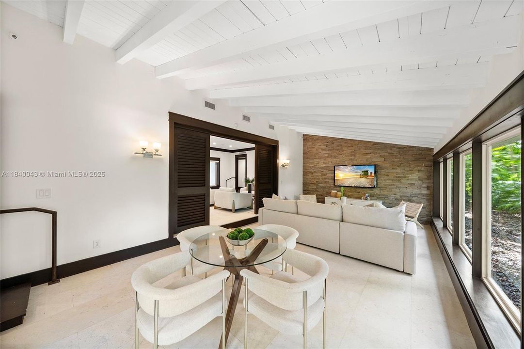 Vendido Recientemente: $2,445,000 (3 camas, 2 baños, 2121 Pies cuadrados)