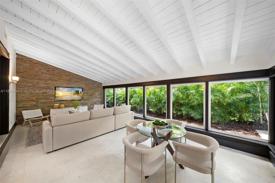 Vendido Recientemente: $2,445,000 (3 camas, 2 baños, 2121 Pies cuadrados)