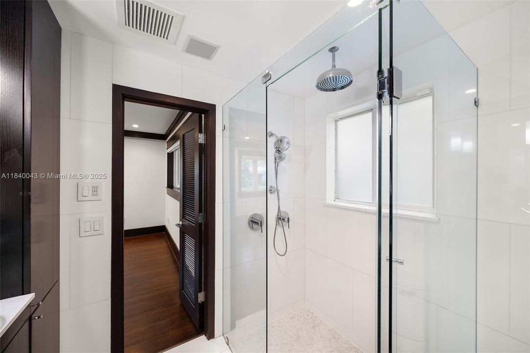 Vendido Recientemente: $2,445,000 (3 camas, 2 baños, 2121 Pies cuadrados)