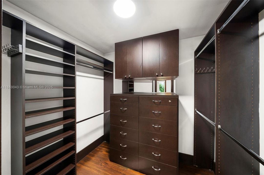 Vendido Recientemente: $2,445,000 (3 camas, 2 baños, 2121 Pies cuadrados)