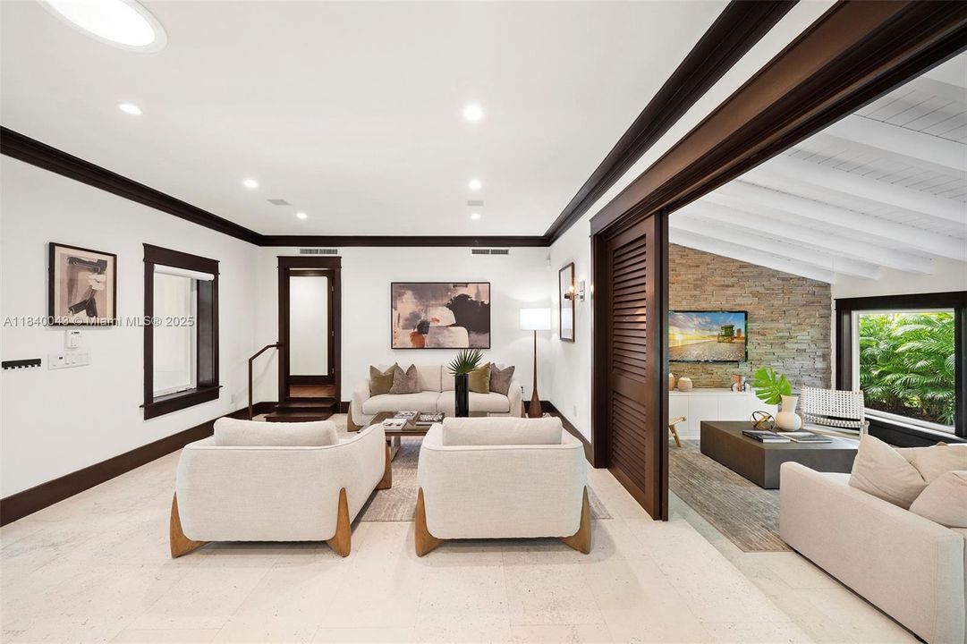 Vendido Recientemente: $2,445,000 (3 camas, 2 baños, 2121 Pies cuadrados)