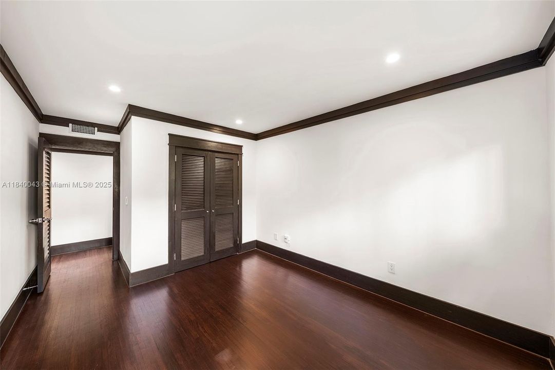 Vendido Recientemente: $2,445,000 (3 camas, 2 baños, 2121 Pies cuadrados)