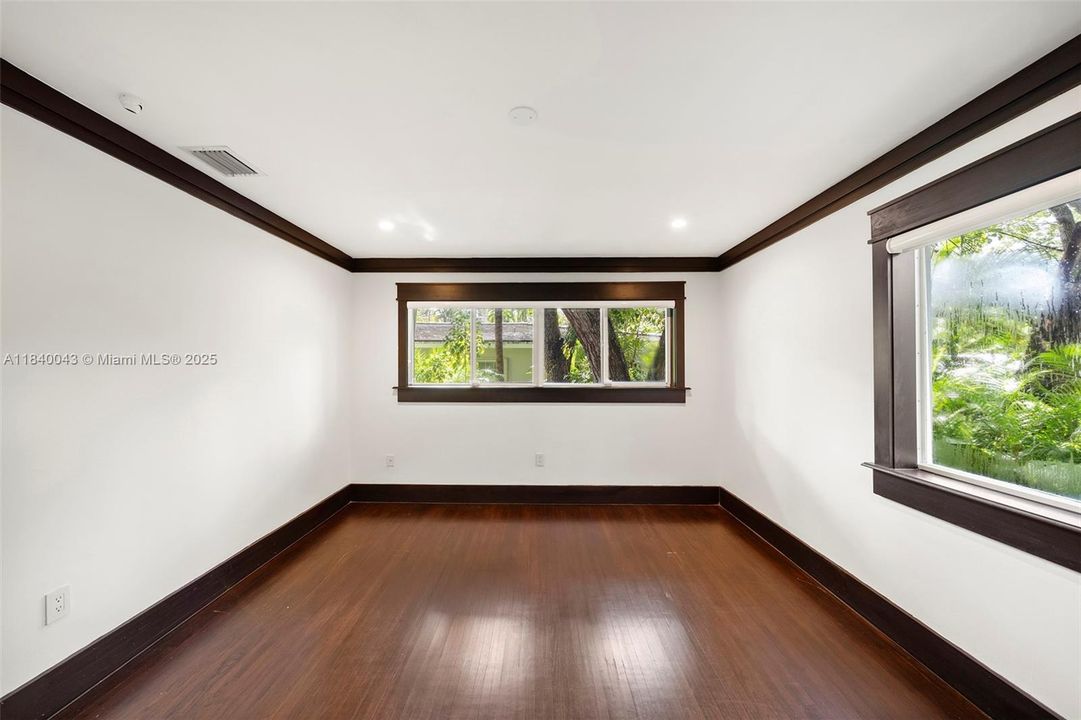 Vendido Recientemente: $2,445,000 (3 camas, 2 baños, 2121 Pies cuadrados)