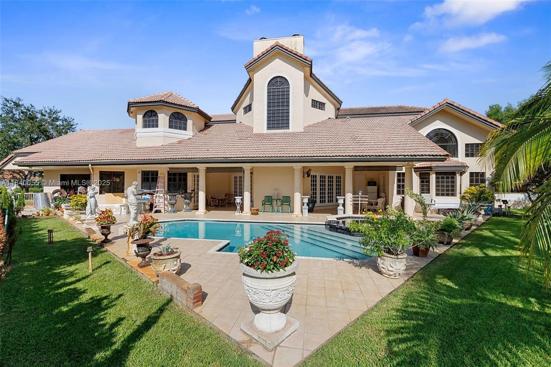 For Sale: $2,200,000 (6 beds, 8 baths, 6548 Square Feet)