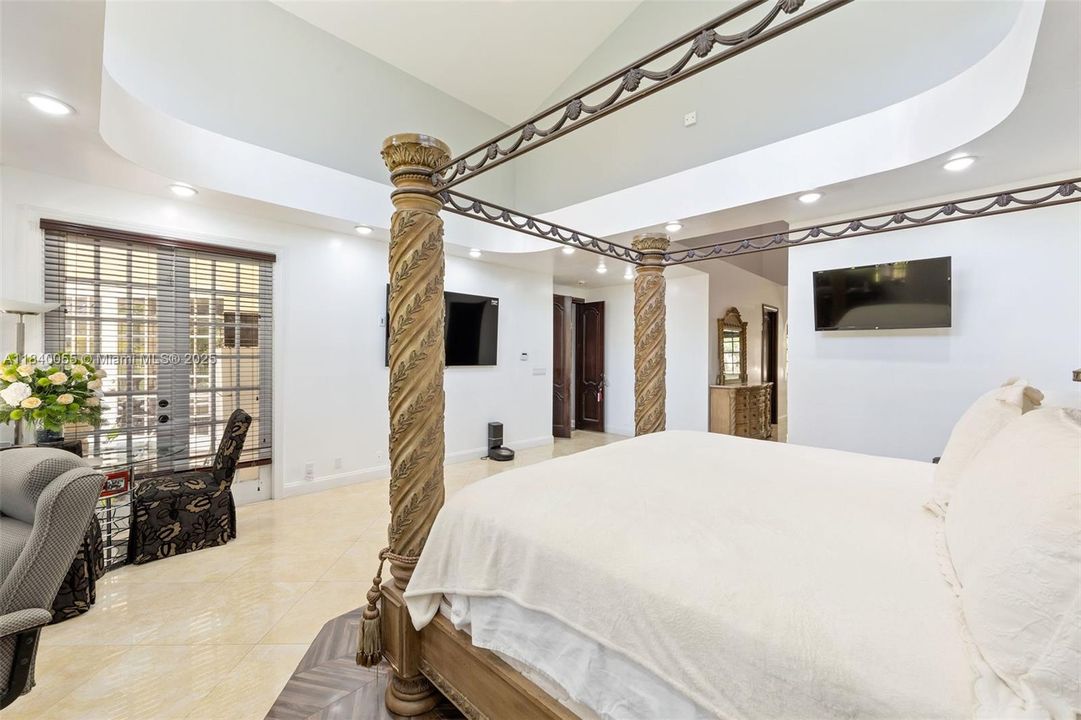 For Sale: $2,200,000 (6 beds, 8 baths, 6548 Square Feet)