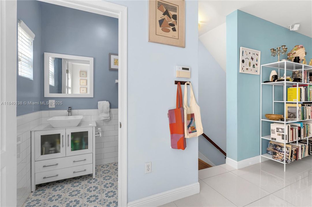 На продажу: $899,000 (2 спален, 2 ванн, 1050 Квадратных фут)