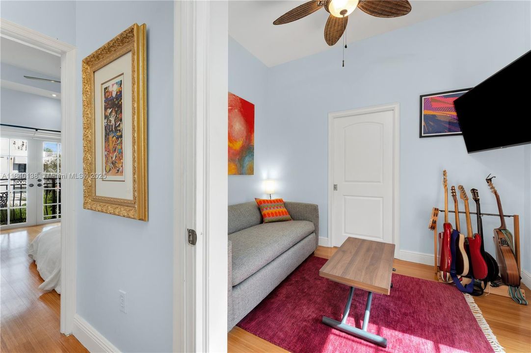 На продажу: $899,000 (2 спален, 2 ванн, 1050 Квадратных фут)