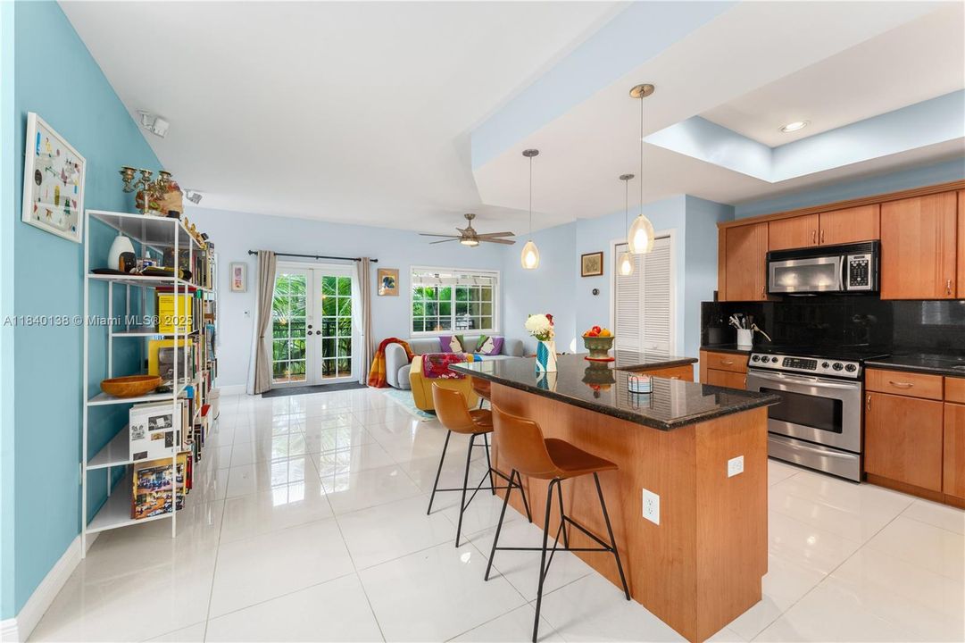 На продажу: $899,000 (2 спален, 2 ванн, 1050 Квадратных фут)