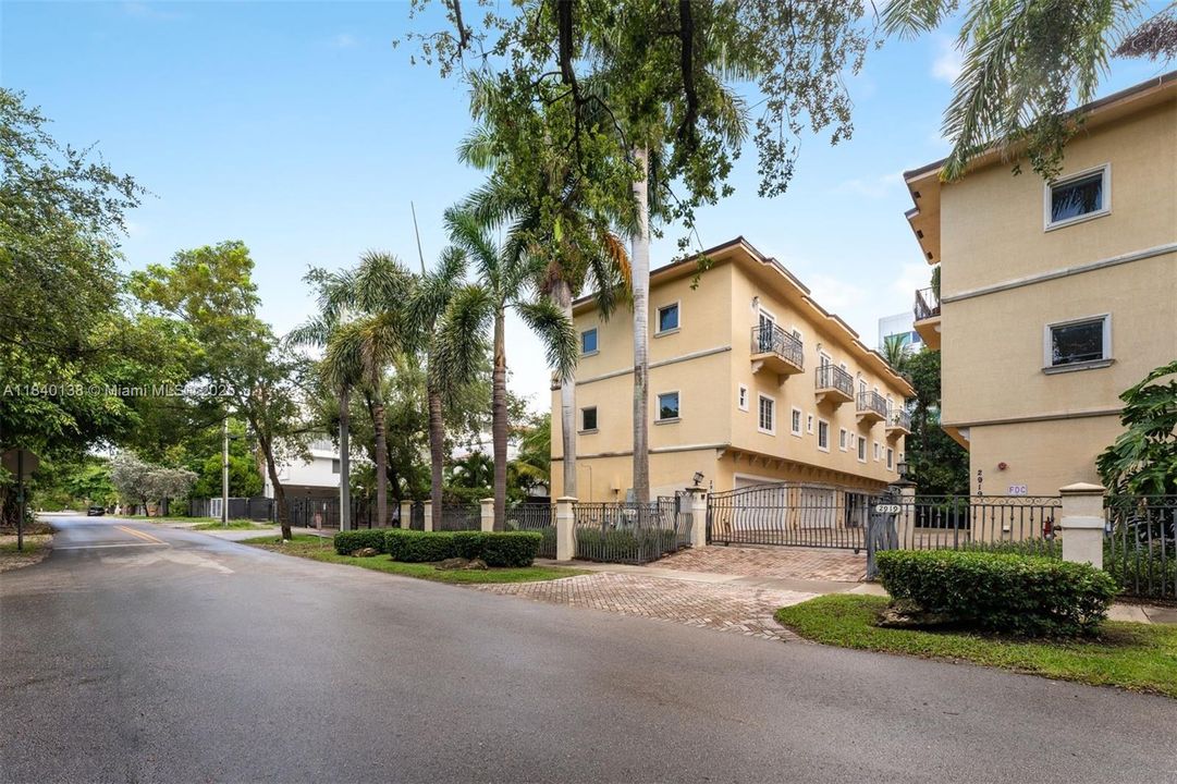 На продажу: $899,000 (2 спален, 2 ванн, 1050 Квадратных фут)