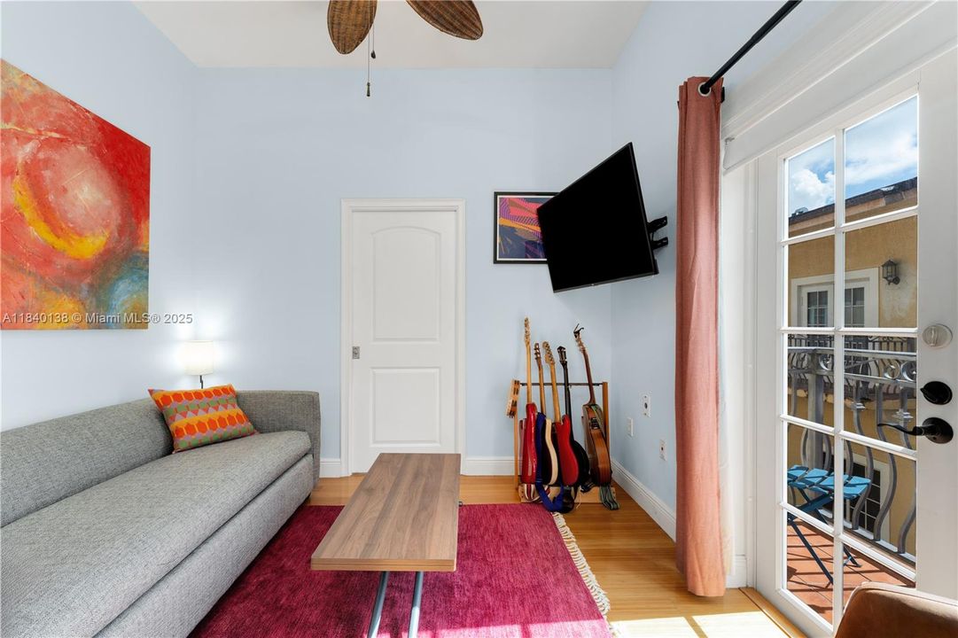 На продажу: $899,000 (2 спален, 2 ванн, 1050 Квадратных фут)