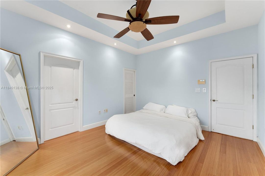 На продажу: $899,000 (2 спален, 2 ванн, 1050 Квадратных фут)