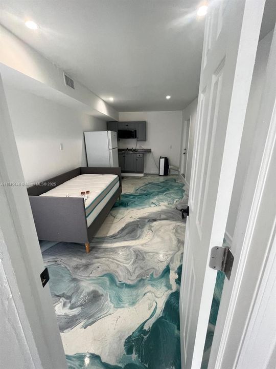 Active With Contract: $1,500 (1 beds, 1 baths, 2119 Square Feet)