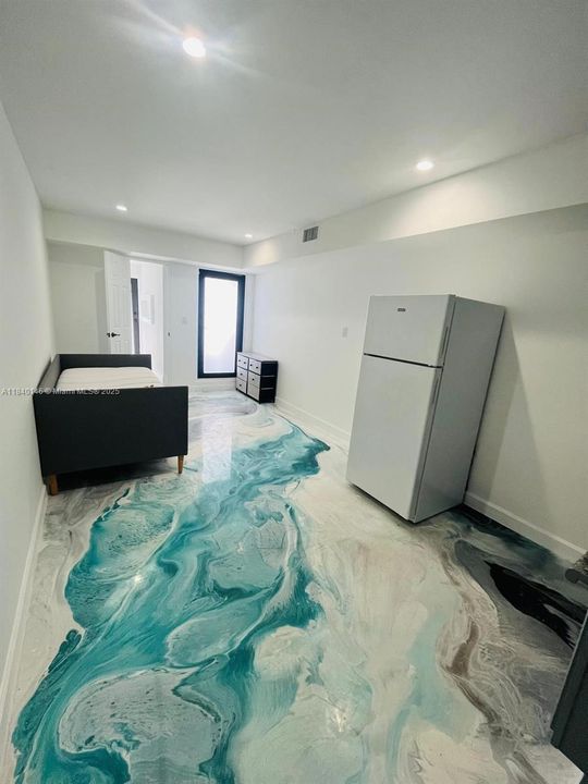 Active With Contract: $1,500 (1 beds, 1 baths, 2119 Square Feet)