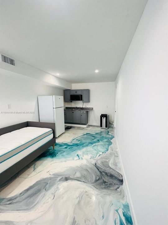 Active With Contract: $1,500 (1 beds, 1 baths, 2119 Square Feet)