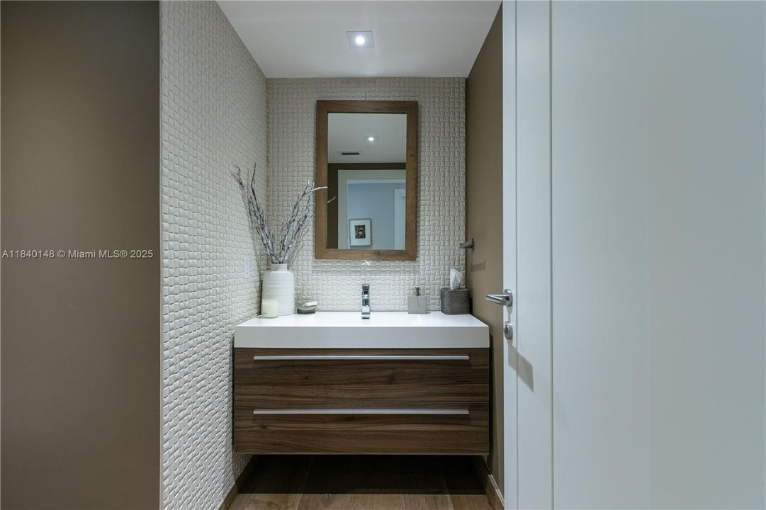 Active With Contract: $20,000 (3 beds, 3 baths, 2607 Square Feet)