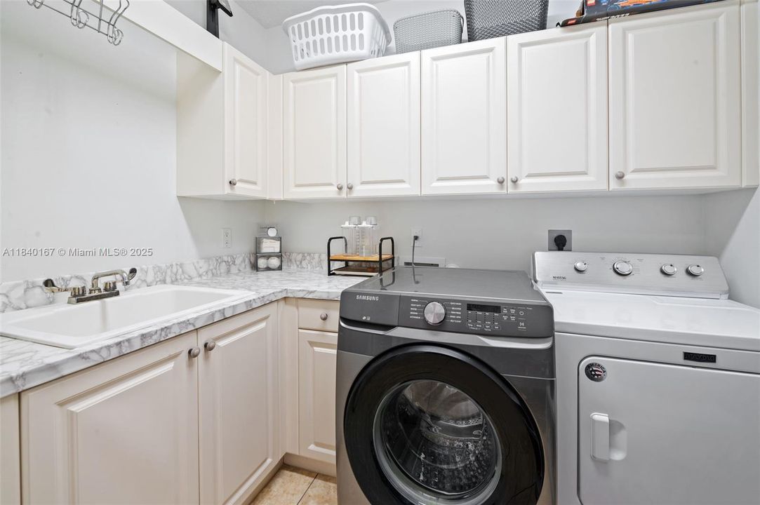 En Venta: $748,000 (3 camas, 2 baños, 3255 Pies cuadrados)