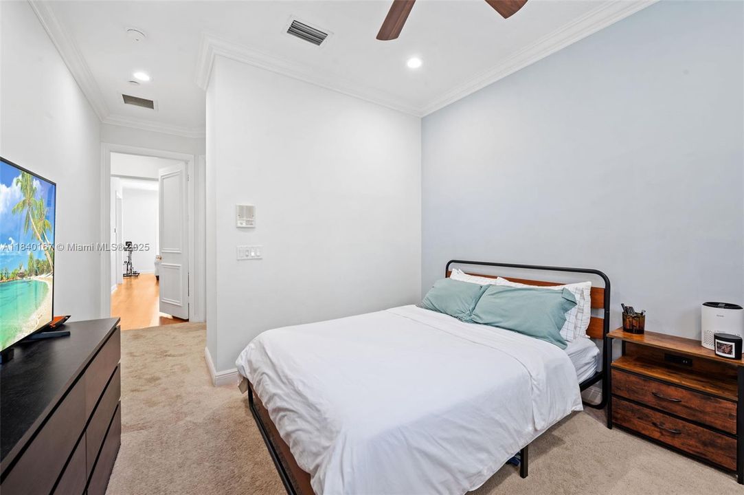 En Venta: $748,000 (3 camas, 2 baños, 3255 Pies cuadrados)