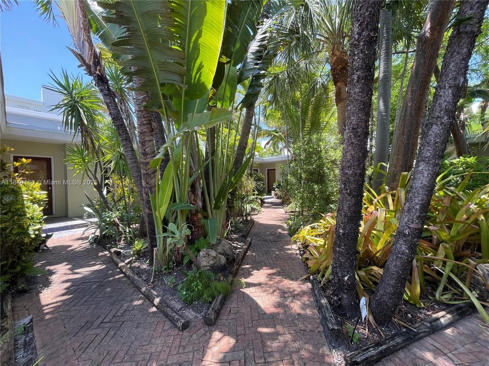 最近售出: $260,000 (1 贝兹, 1 浴室, 624 平方英尺)