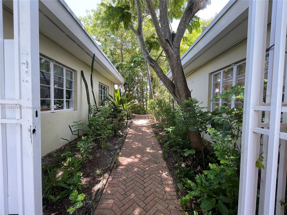 最近售出: $260,000 (1 贝兹, 1 浴室, 624 平方英尺)