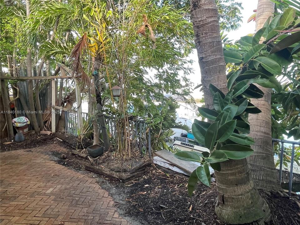 最近售出: $260,000 (1 贝兹, 1 浴室, 624 平方英尺)