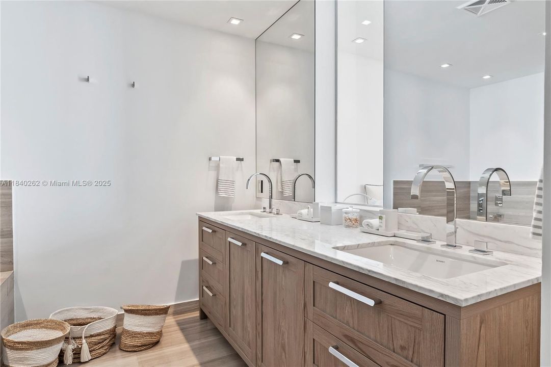 Activo con contrato: $5,000,000 (2 camas, 3 baños, 1703 Pies cuadrados)