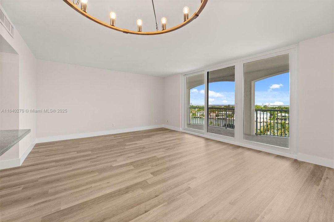 最近售出: $285,000 (0 贝兹, 1 浴室, 570 平方英尺)