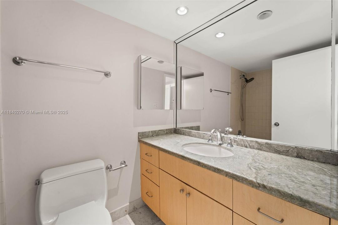 最近售出: $285,000 (0 贝兹, 1 浴室, 570 平方英尺)