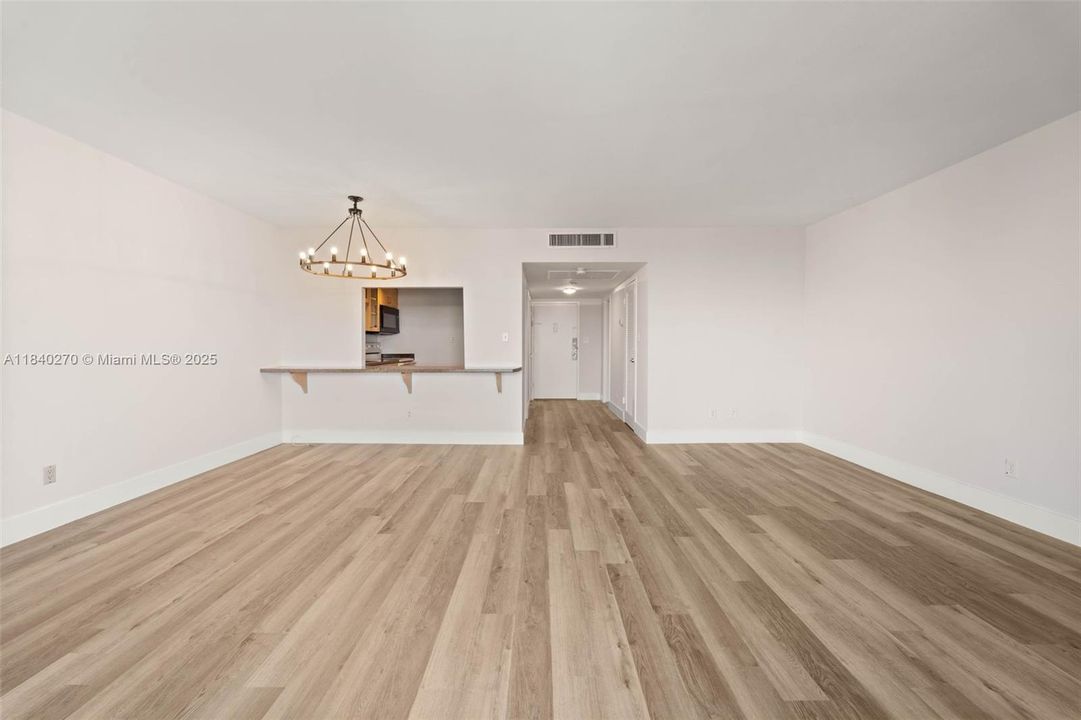 最近售出: $285,000 (0 贝兹, 1 浴室, 570 平方英尺)