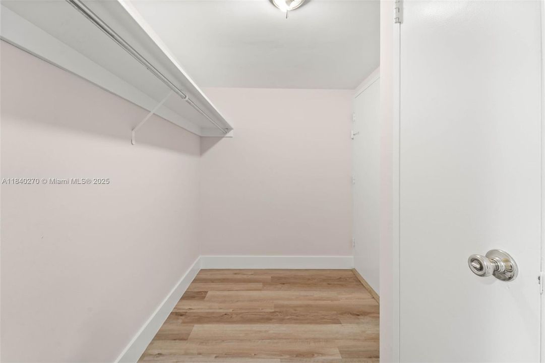 最近售出: $285,000 (0 贝兹, 1 浴室, 570 平方英尺)