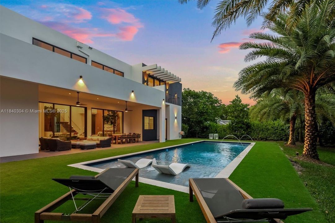 最近租的: $30,000 (6 贝兹, 8 浴室, 5694 平方英尺)