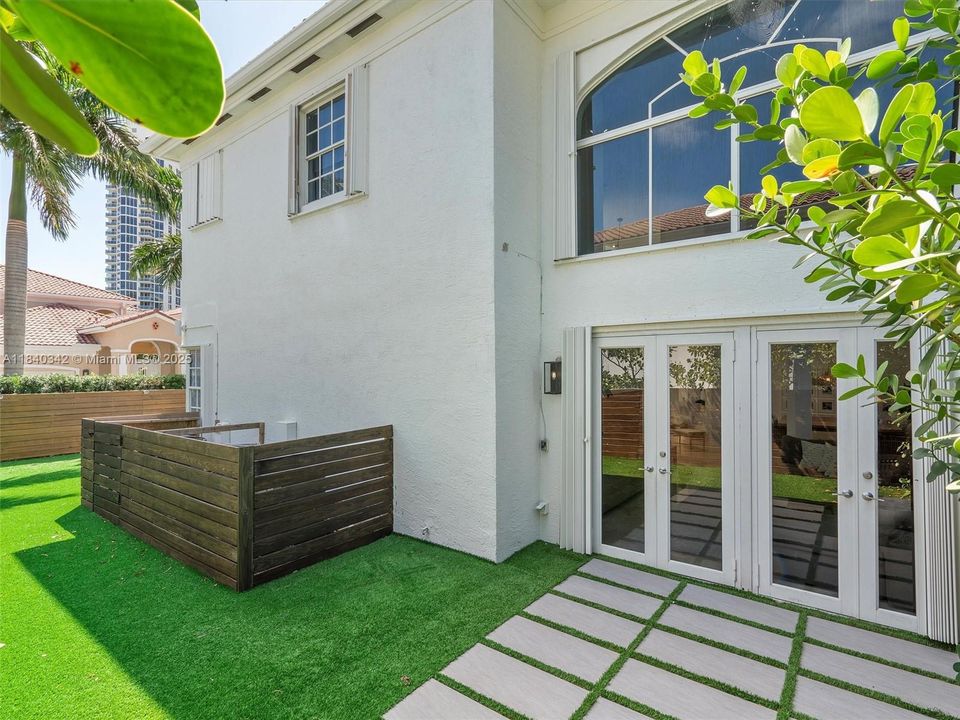 Recently Rented: $12,000 (6 beds, 4 baths, 3335 Square Feet)