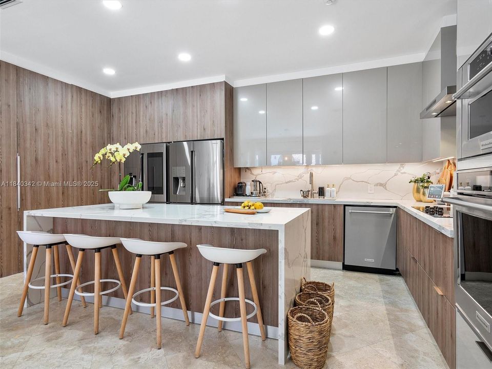 Recently Rented: $12,000 (6 beds, 4 baths, 3335 Square Feet)