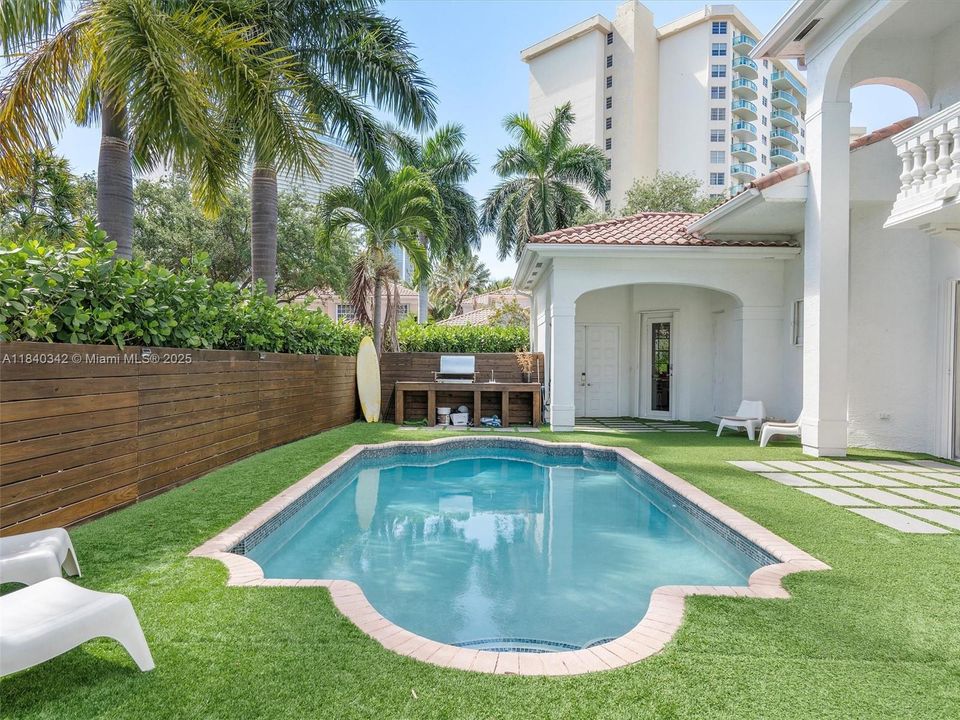 Recently Rented: $12,000 (6 beds, 4 baths, 3335 Square Feet)