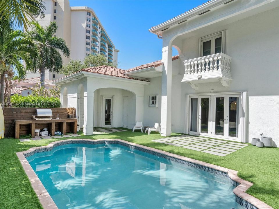 Recently Rented: $12,000 (6 beds, 4 baths, 3335 Square Feet)