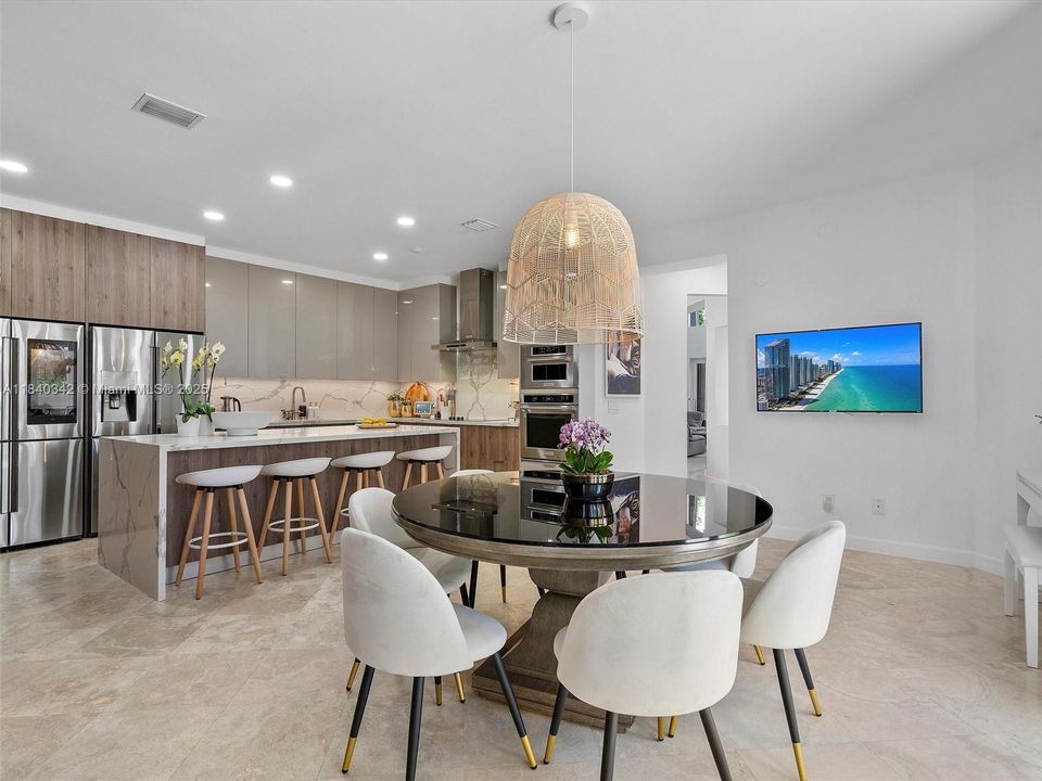 Recently Rented: $12,000 (6 beds, 4 baths, 3335 Square Feet)