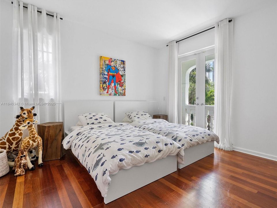 Recently Rented: $12,000 (6 beds, 4 baths, 3335 Square Feet)