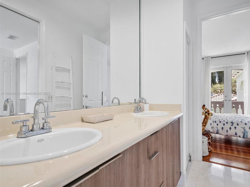 Recently Rented: $12,000 (6 beds, 4 baths, 3335 Square Feet)