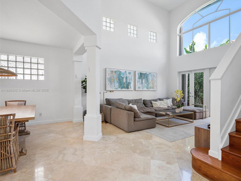 Recently Rented: $12,000 (6 beds, 4 baths, 3335 Square Feet)