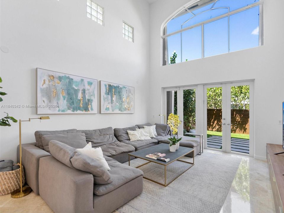 Recently Rented: $12,000 (6 beds, 4 baths, 3335 Square Feet)