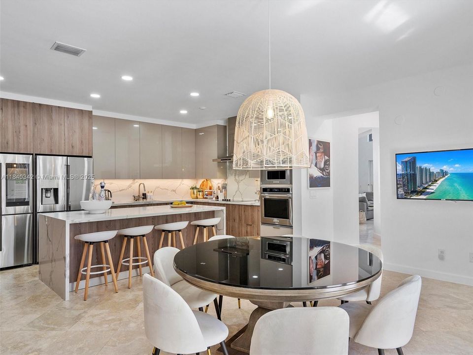 Recently Rented: $12,000 (6 beds, 4 baths, 3335 Square Feet)